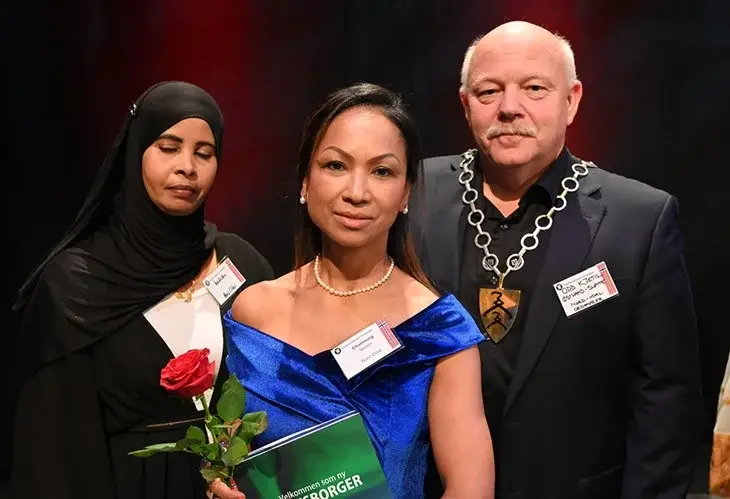 De nye statsborgerne Kadija Ahmed Ibrahim og Chamnong Sween med ordfører Odd Kjetil Østvand-Sløtte