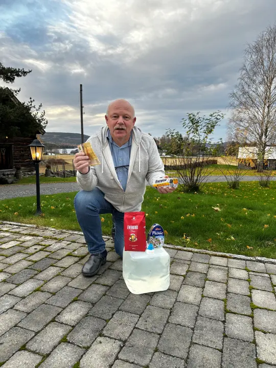 Ordfører Odd Kjetil Østvand-Sløtte ute på gårdsplassen med noen av de tinga man trenger for å ha god egenberedskap