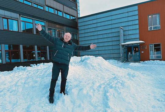 Ordfører Odd Kjetil Østvand-Sløtte foran skolebygget i Mo, stående i snøhaug