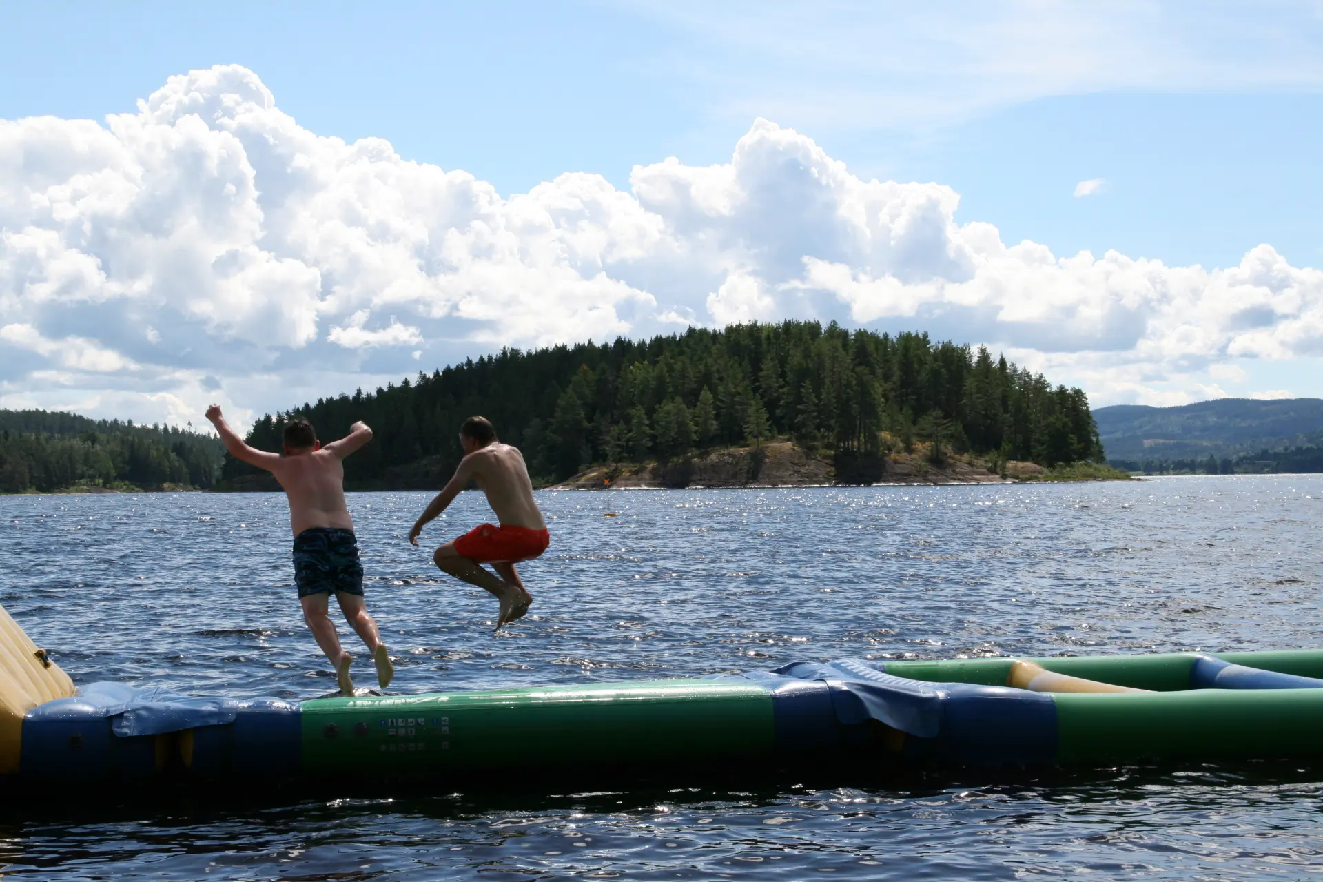 To gutter hopper fra badeleke på Bukkeneset, Rovøya i bakgrunnen