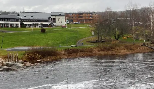 Oversiktsbilde over Sandsåa mot Milepelen og Sand sentrum sett fra fylkesveg 24 